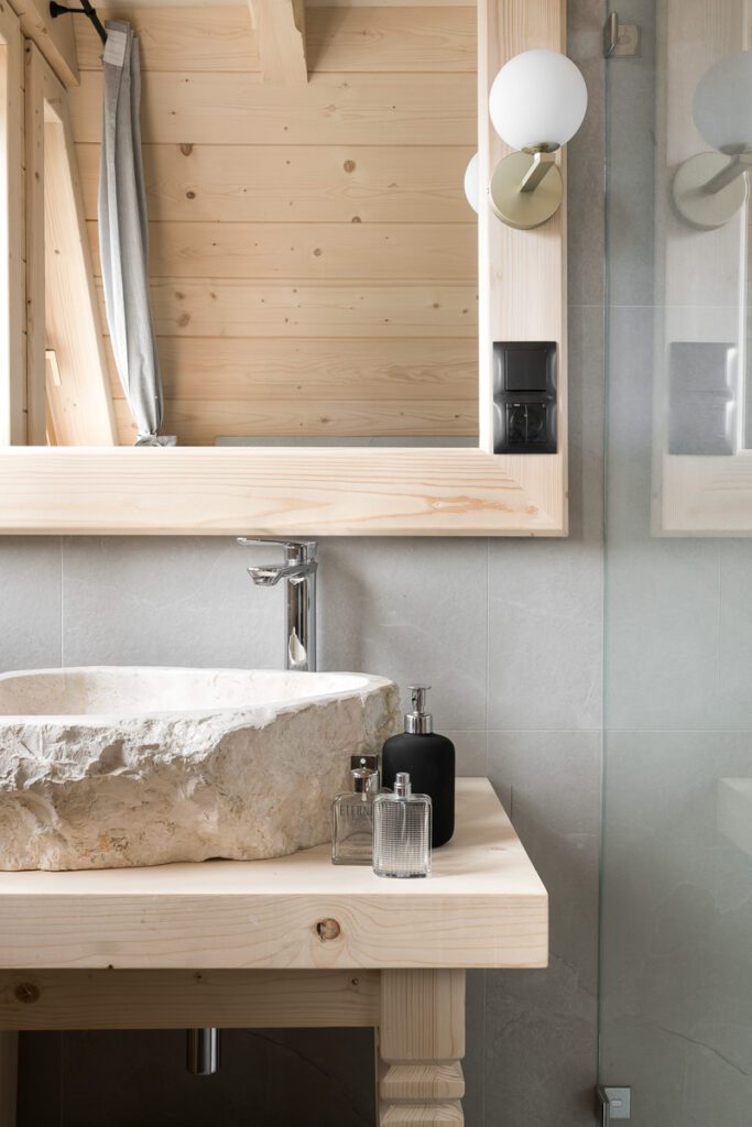 Sypialnia z łazienką i dużymi oknami – Villa Gorsky Hanco